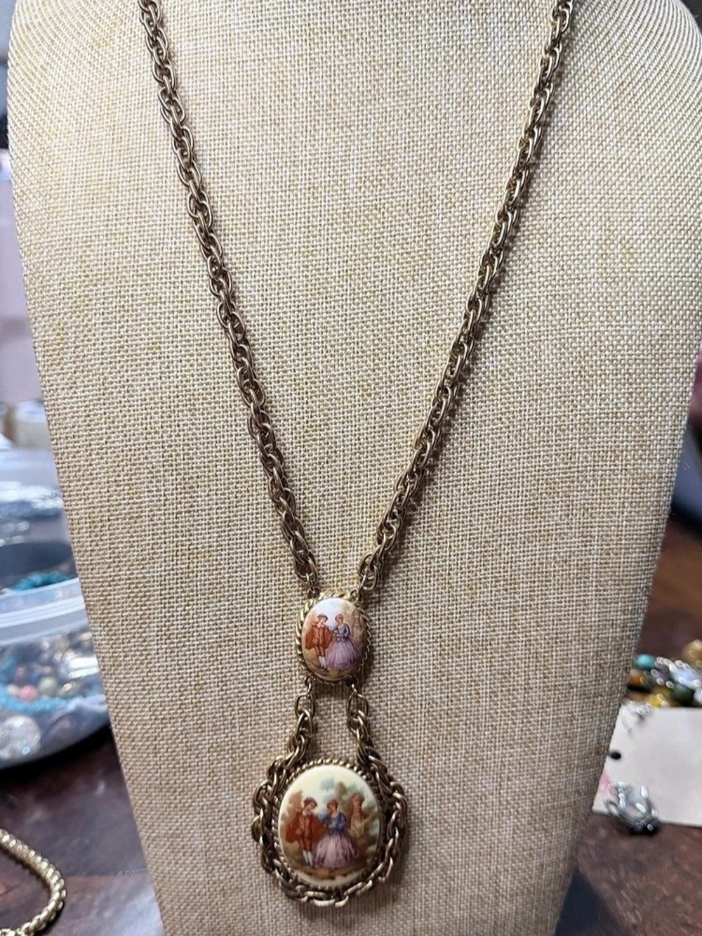 Vintage Fragonard Courting Couple Cameo Pendant Necklace Gold